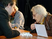 Asistentský tým pomáhá na seminá�i Jak na mobil senior�m s individuálními