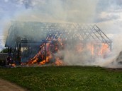 Požár pachatel založil pomocí louče vyrobené z klacku a hadru namočeného do...