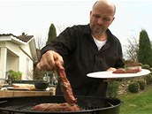 Odleželé namarinované steaky, osolené a opepřené, naložte na rozpálený gril. Odleželé namarinované steaky, osolené a opepřené, naložte na rozpálený gril.