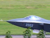 Sn�mek m� zachycovat druh� prototyp ��nsk�ho letounu J-20 b�hem prvn�ho startu.