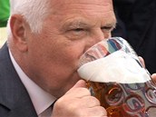 V�clav Klaus pije pivo na pivn�m festivalu z tupl�ku.