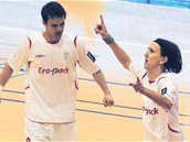 KANONÝŘI. Chrudimský Michal Mareš (vpravo) se raduje ze vstřelené branky. S