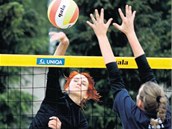 ÚTOK. Martina Mazurová útočí v semifinále kolem Terezy Vaňkové, která byla s