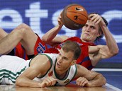 Andrej Kirilenko (naho�e) z CSKA Moskva a Nick Calathes z Panathinaikosu At�ny