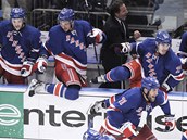 POSTUP JE N��. Hokejist� New York Rangers sk��ou nad�en� na led po v�t�zstv� v