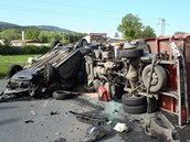 P�i nehod� u Dobr��na se st�elo osobn� auto s kamionem. Dva lid� jsou zran�n�. 