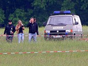 Při havárii vrtulníku nedaleko Českých Budějovic zemřeli dva lidé.