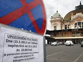 Parkoviště před Hlavním nádražím v Plzni je kvůli výluce vyhrazené jen pro