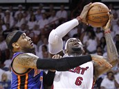 LeBron James (vpravo) p�isp�l k rozhoduj�c�mu v�t�zstv� Miami 29 body, osmi