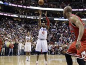 ROZHODUJ�C� MOMENT. Andre Iguodala prom��uje trestn� hody a 2,2 vte�iny p�ed