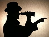 Detektiv se dívá dalekohledem Detektiv se dívá dalekohledem
