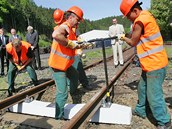 v Kyselce dnes slavnostn�m polo�en�m symbolick�ho prvn�ho pra�ce za�ala obnova �elezni�n� vle�ky do Vojkovic.