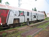 ��d�n� vandal� padla za ob� cel� jedna strana �elezni�n�ho vagonu.