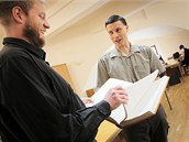 Českobudějovický kronikář Kamil Dřevikovský (v šedé košili) předává dopsaný svazek kroniky z období 2006 - 2011 řediteli českobudějovického Státního okresního archivu Danielu Kovářovi.