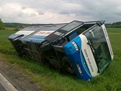 Autobus s patn�cti cestuj�c�mi sjel p�ed Doln�m T�ebon�nem z n�spu, kde p�epadl na bok.
