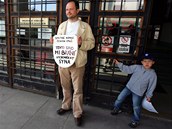 Ale� Hodina protestoval se sv�m synem Karlem p�ed Okresn�m soudem v Sokolov�.