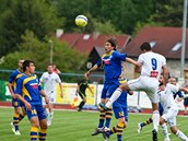 Momentka z druholigov�ho st�etnut� mezi Varnsdorfem (modr�� ) a �st�m nad Labem.