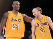 Kobe Bryant (vlevo) a Steve Blake slav� trefu ve prosp�ch Los Angeles Lakers.