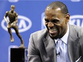 LeBron James se svou t�et� cenou pro neju�ite�n�j��ho hr��e NBA. Tentokr�t ji