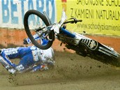 NEŠŤASTNÝ OKAMŽIK. Anglický plochodrážník Lee Richardson právě padá, na