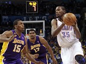 Kevin Durant z Oklahoma City hled� cestu p�es Mettu World Peace (15) z LA