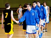 Patnáctiletí basketbalisté Sokola pražského (v modrobílé) po zápase s