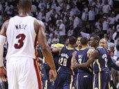 Basketbalist� Indiany Pacers slav� v�hru na palubovce Miami Heat. P�ihl�� tomu