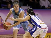 Michaela Muchová (vlevo) v dresu Karlových Var� proti Darin� Mi�urové coby