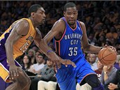 Kevin Durant (vpravo) z Oklahoma City obch�z� Mettu World Peace z LA Lakers.