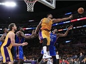 Andrew Bynum z LA Lakers �n� nade v�emi p�i doskoku v utk�n� s Oklahoma City.