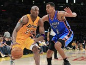 Kobe Bryant z LA Lakers znovu �el� Thabo Sefoloshovi z Oklahoma City.