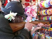 Tradi�n� svatoj�nskou pou� ve ���ru nad S�zavou zpest�ili recesist�, kte��