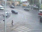 Cyklistku zachytila kamera, kdy� p�ej�d�la po p�echodu pro chodce na �i�kov�.