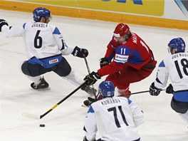 S�M PROTI T�EM. Rusk� �to�n�k Jevgenij Malkin kli�kuje mezi t�emi finsk�mi