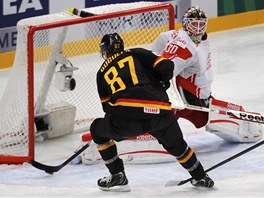 ODKRYT� BRANKA. D�nsk� g�lman Frederik Andersen se rychle sna�� p�esunout k