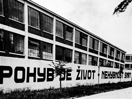 Historický snímek baťovské zdi i s legendárními firemními hesly. Historický snímek baťovské zdi i s legendárními firemními hesly.