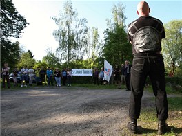 Na mítink DSSS na podporu obviněného střelce z Chotěbuzi přišlo asi třicet Na mítink DSSS na podporu obviněného střelce z Chotěbuzi přišlo asi třicet