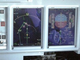 Záběr kokpitu havarovaného Suchoje Superjet během přiblížení k přistání při Záběr kokpitu havarovaného Suchoje Superjet během přiblížení k přistání při
