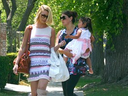 Katherine Heiglová s dcerou Naleigh a její chůvou Katherine Heiglová s dcerou Naleigh a její chůvou
