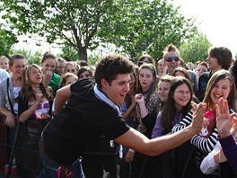 Milo� Novotn� a fanou�ci Hlasu �eskoSlovenska na brn�nsk� autogrami�d�