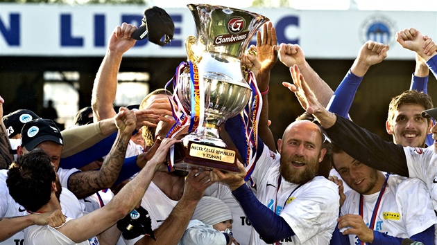 OSLAVY S POHÁREM. Liberečtí fotbalisté se radují ze zisku mistrovského titulu. OSLAVY S POHÁREM. Liberečtí fotbalisté se radují ze zisku mistrovského titulu.