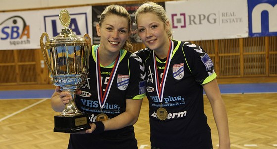 PORAŽENÉ FINALISTKY. Házenkářky Veselí pózují s pohárem pro druhý celek PORAŽENÉ FINALISTKY. Házenkářky Veselí pózují s pohárem pro druhý celek