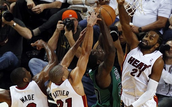 MAŠINA NA BLOKY. Brandon Bass z bostonu zablokovaný miamským triem Ronny Turiaf MAŠINA NA BLOKY. Brandon Bass z bostonu zablokovaný miamským triem Ronny Turiaf
