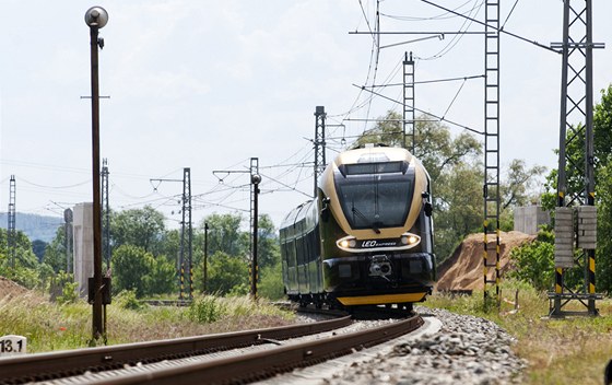 Na zkušebním okruhu ve Velimi se představil nový vlak Leo Express. (24. května Na zkušebním okruhu ve Velimi se představil nový vlak Leo Express. (24. května
