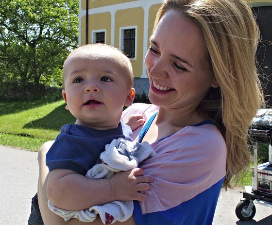 Z natáčení filmu Babovřesky - Lucie Vondráčková se synem Matyášem Z natáčení filmu Babovřesky - Lucie Vondráčková se synem Matyášem