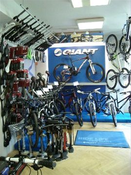 Unik�tn� �cyklo�pit�l�: Atombike v�m kolo dod�, oprav� i vylad�