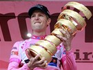 V RَOV�M S TROFEJ�. Kana�an Ryder Hesjedal vyhr�l celkov� po�ad� cyklistick�ho
