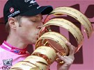 L�B�N� TROFEJE. Kana�an Ryder Hesjedal vyhr�l celkov� po�ad� cyklistick�ho Gira