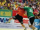 Házenkář Zubří Zdeněk Kašný se snaží zastavit ve finále extraligy jičínského Házenkář Zubří Zdeněk Kašný se snaží zastavit ve finále extraligy jičínského