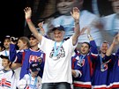 Vladim�r V�jtek zdrav� zapln�n� N�m�st� SNP v Bratislav�. Lid� p�i�li uvitat